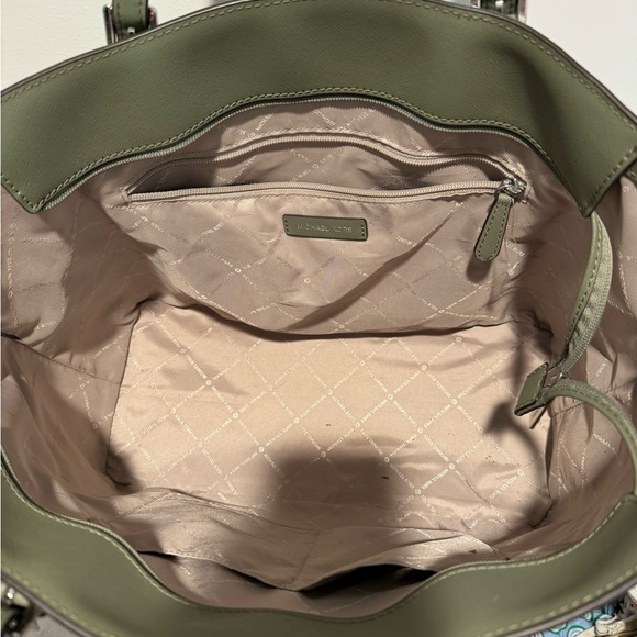 Michael Kors green large tote - Picture 2 of 2